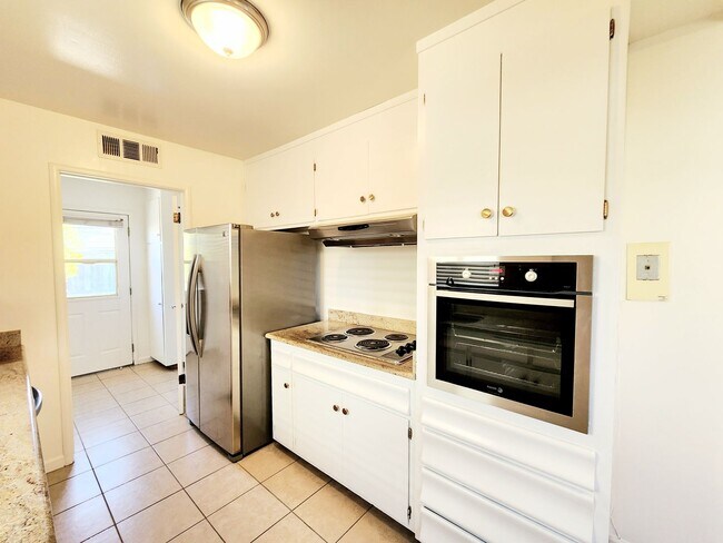 Building Photo - 3 bedroom home in San Mateo