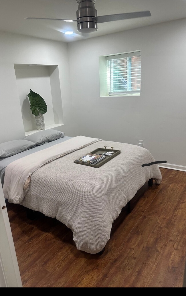 Building Photo - Room in Apartment on Rockcliff Rd SE