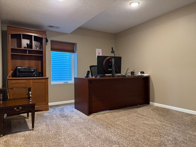 Building Photo - Stunning 4 Bed, 3 Bath Home with Backyard ...