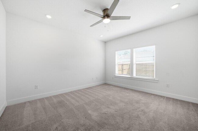 Building Photo - 201 Lyla Ln