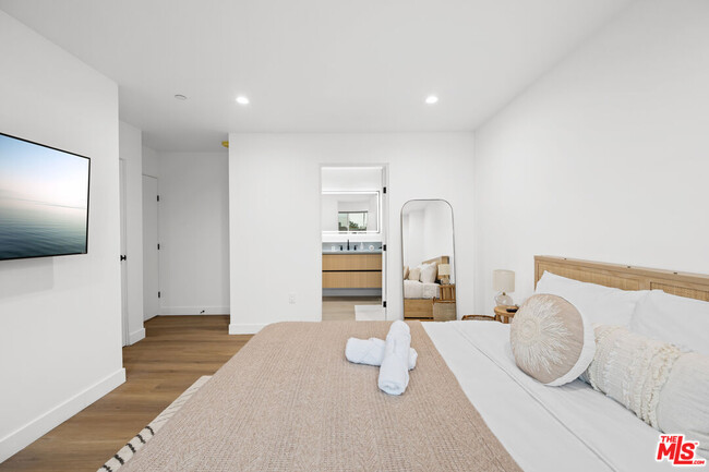 Building Photo - 835 N McCadden Pl