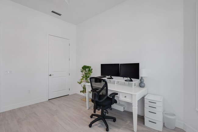 Building Photo - 10466 Northbrook Cir