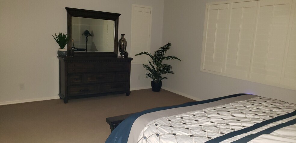 Master bedroom - 280 E Indigo Dr