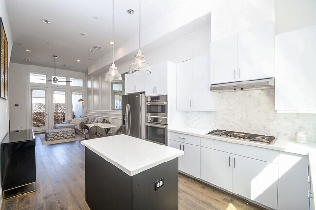 Building Photo - 2412 Canal St