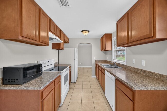 Building Photo - Cute 3/2 Home in Orange park on a corner lot