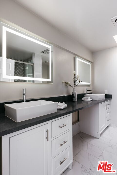 Building Photo - 14025 Riverside Dr