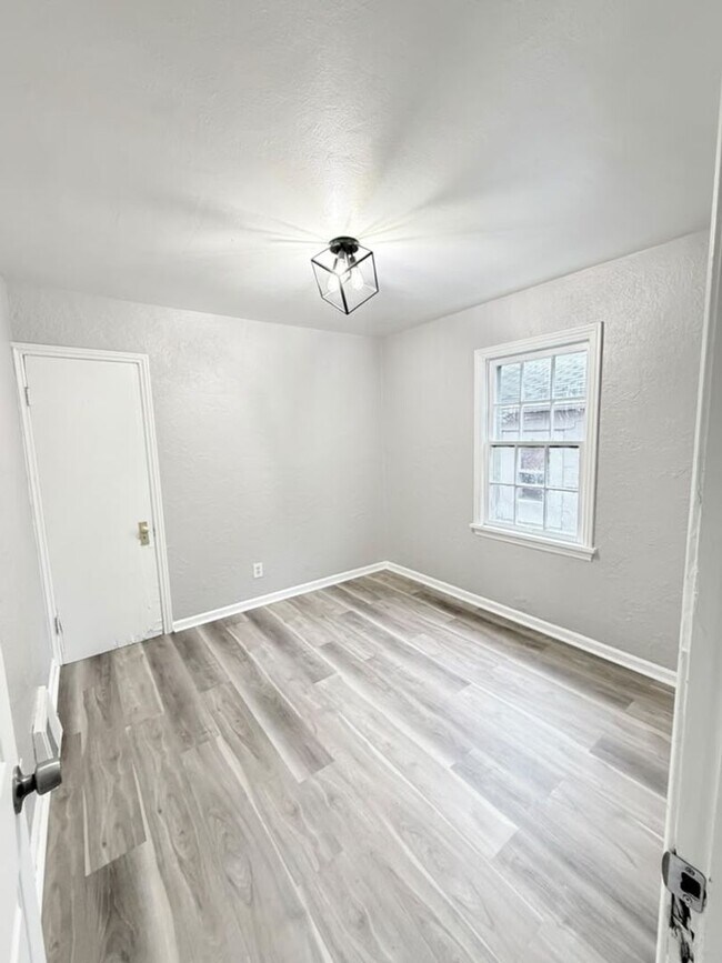 Building Photo - 3342 Elm St