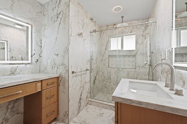 Building Photo - 5451 Redstart St