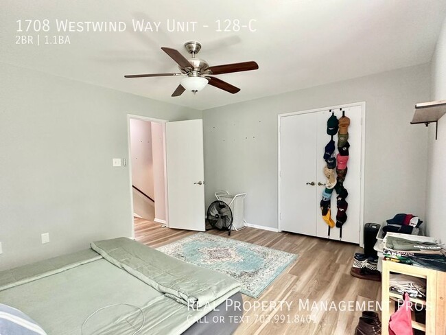 Building Photo - Light & Bright End Unit-Walk to Metro & Sh...