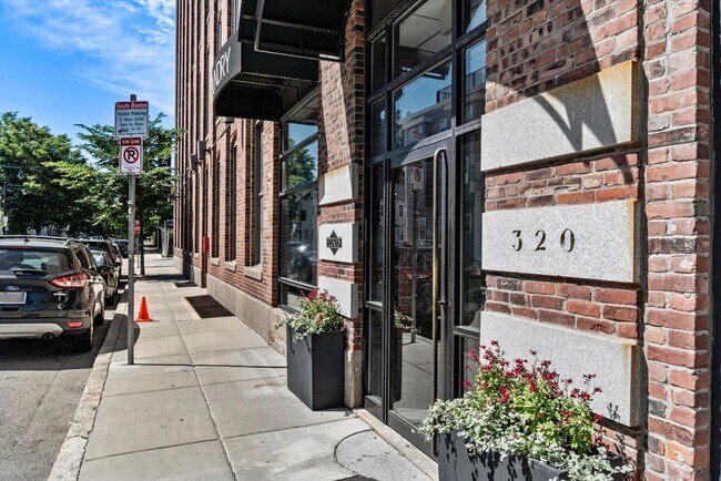 Building Photo - 320 W 2nd St
