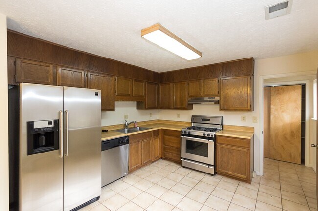 Building Photo - COMING SOON - Spacious 3 Bedroom, 2 Bathro...