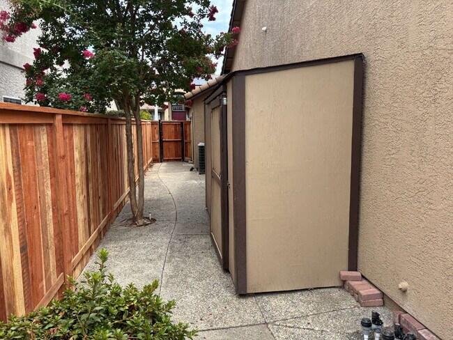 Building Photo - Spacious 4 Bed, 2 Bath Home with 3-Car Garage, Nice Backyard & Pet-Friendly Living