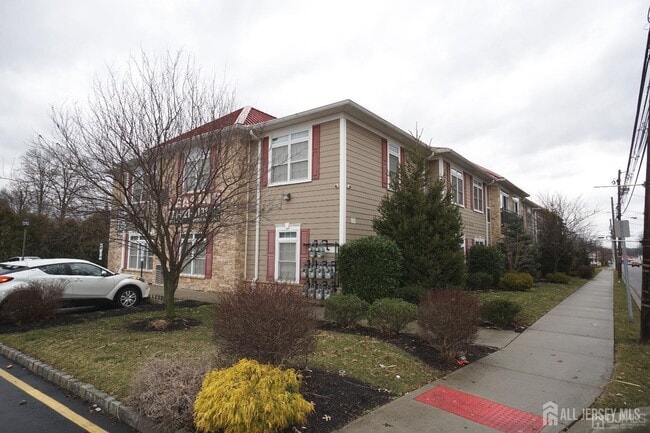 Building Photo - 475 Avenel St