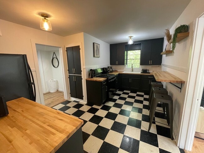 Building Photo - Beautiful 2 Bedroom, 1 Bathroom Apartment in Duckpond Neighborhood