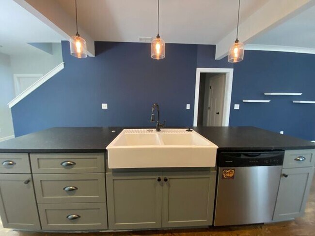 Building Photo - Beautiful 3 Bed 2 Bath in Madison - Newer Construction