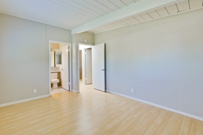 Building Photo - Nice Single Level Eichler Home in the Gree...