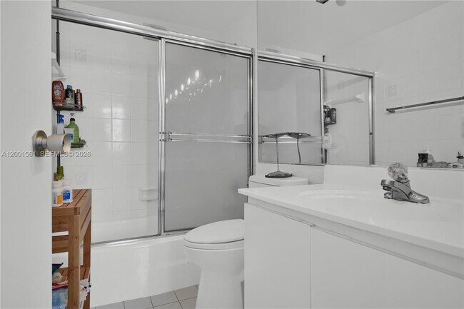 Building Photo - 905 Brickell Bay Dr