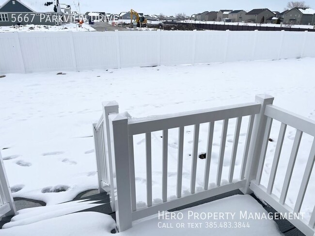 Building Photo - 5667 Parkview Dr