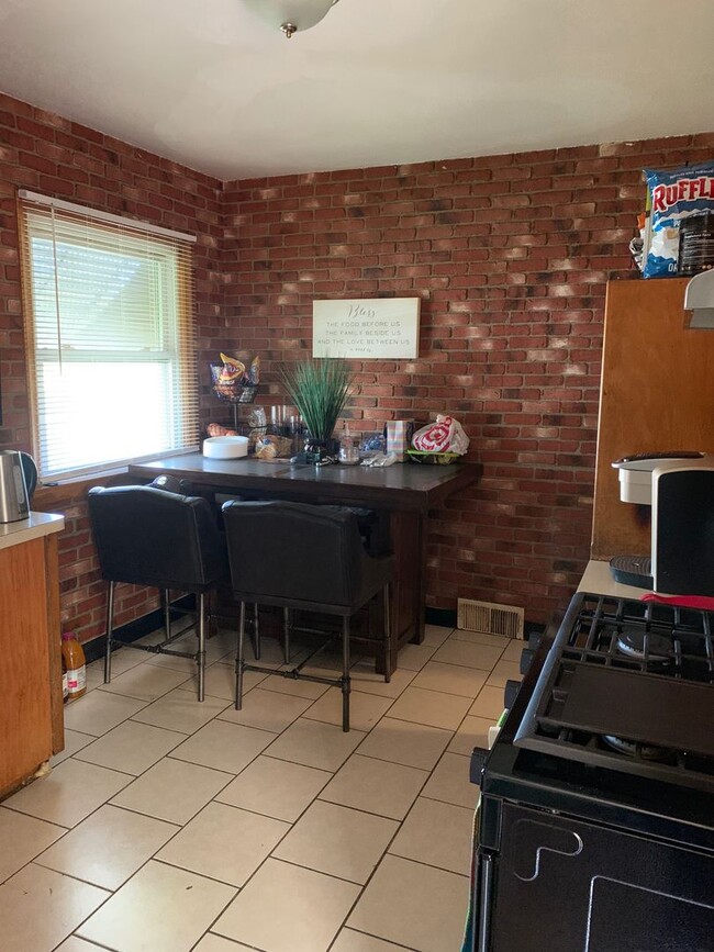 Building Photo - Beautiful 4 Bedroom 1 Bathroom in North Mi...