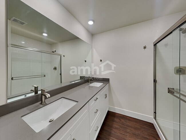 Building Photo - 937 Moorside Ave