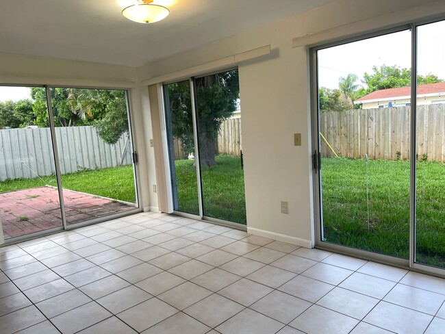 Building Photo - Easy Living in Palm Beach Gardens—Minutes ...