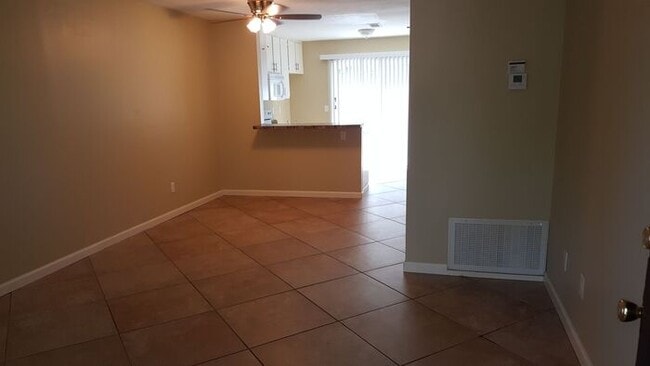 Building Photo - Condo close to Cameron YMCA & Town Square ...