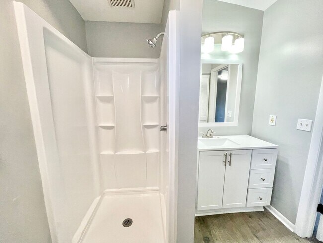 Building Photo - 1041 W 10th St