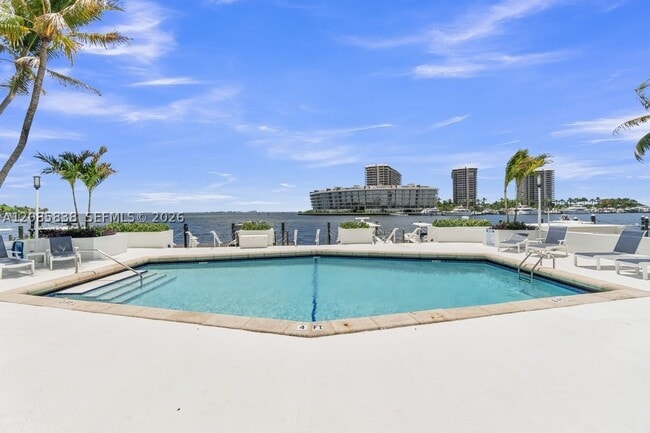 Building Photo - 1600 S Bayshore Ln