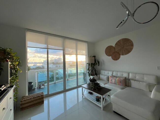 Building Photo - 7910 Harbor Island Dr