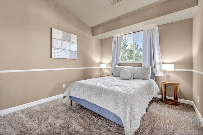 Building Photo - 1520 Taos Ln