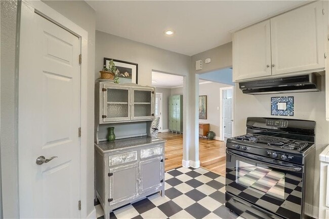 Building Photo - 1504 Hillmont St