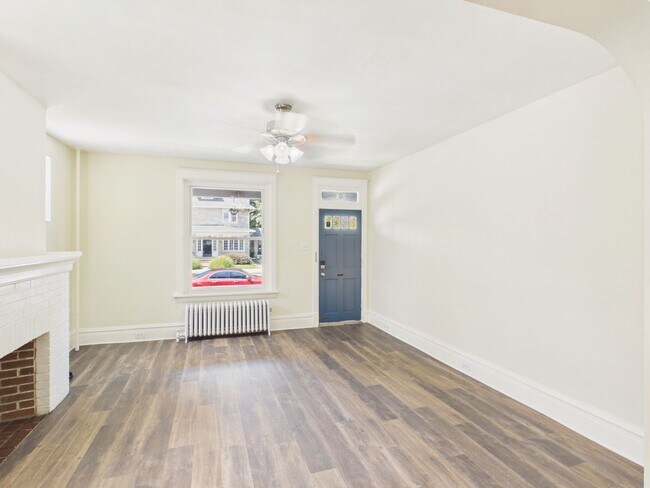 Building Photo - Large 3 Bedroom on 2nd St