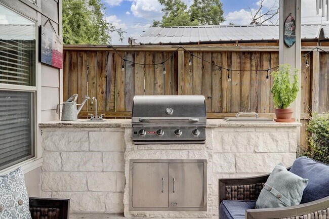 Building Photo - 5805 Larkin St