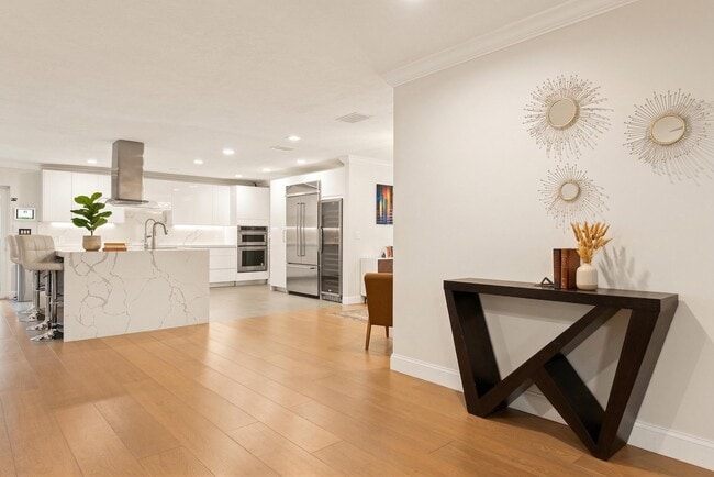 Building Photo - 5841 Bayview Dr