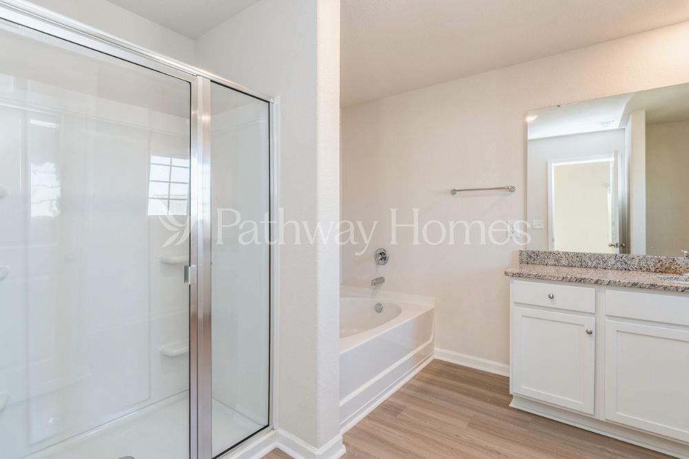 Building Photo - 102 N Sina St