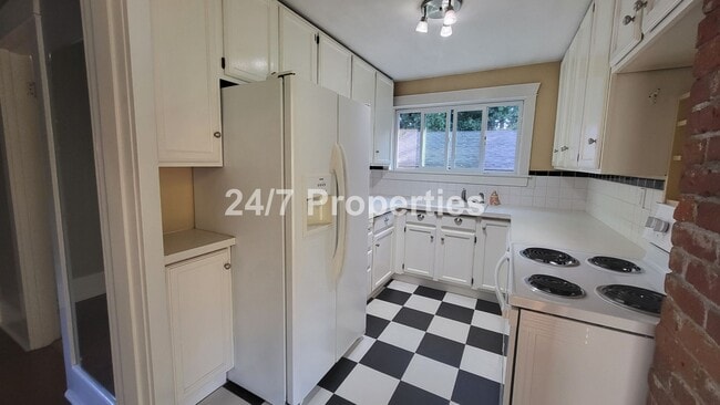 Building Photo - Charming 2 BD | 1 BA West Linn Cottage - R...
