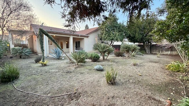 Building Photo - $2,350 Herndon & Willow, 3 Bedroom Home - N. Helm Ave, Clovis
