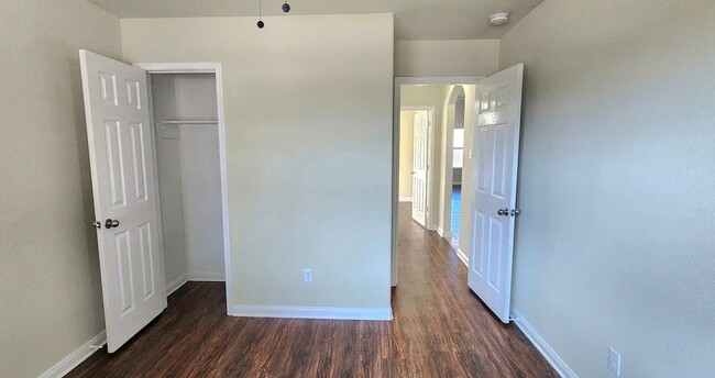 Building Photo - 712 Lazy Crest Dr