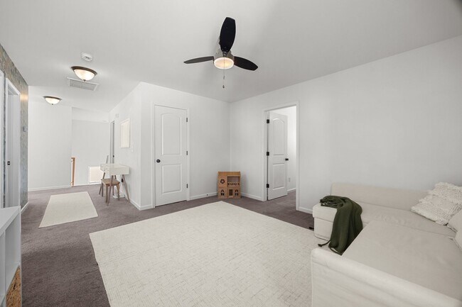 Building Photo - Discover this stunning 3-bedroom, 2.5-bath...