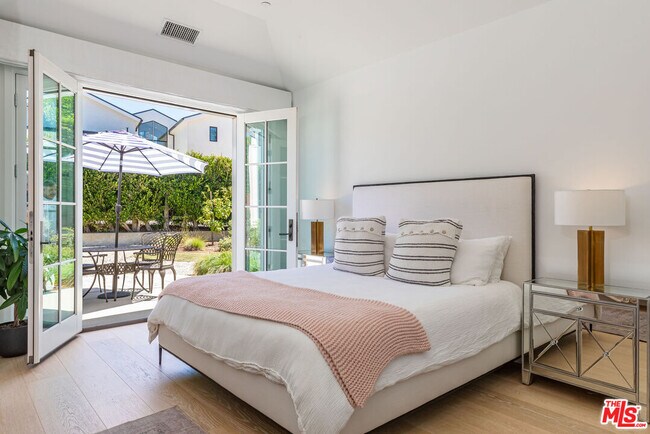 Building Photo - 6671 Dume Dr
