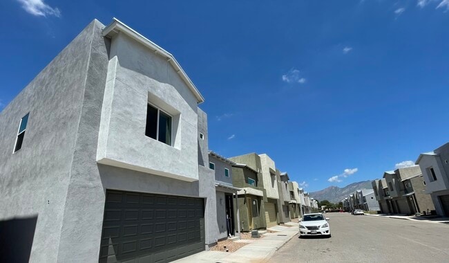 Building Photo - 2809 N Fair Oaks Ave