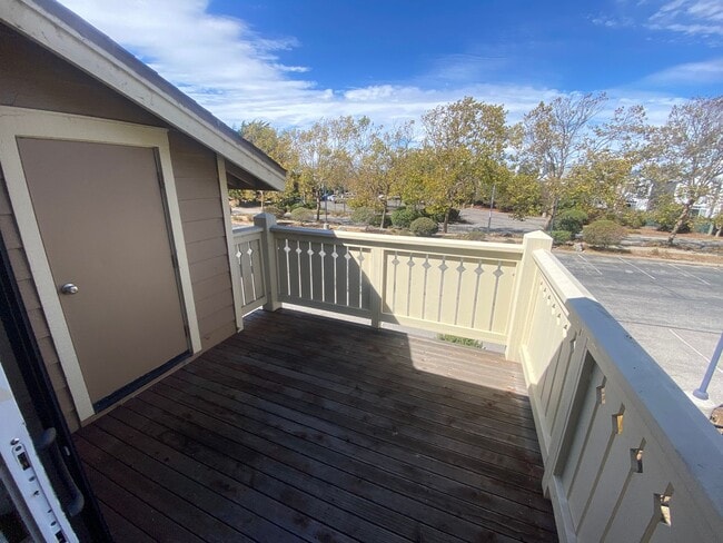 Building Photo - Advent - Low Deposit Bright Top Floor Condo!