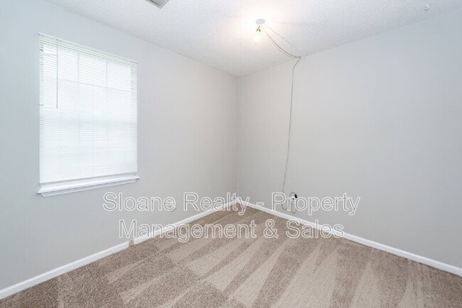 Building Photo - 1584 Kentwood Cir