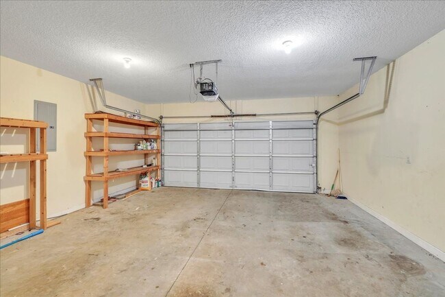 Building Photo - Spacious 4 Bed, 2.5 Bath in White Oak