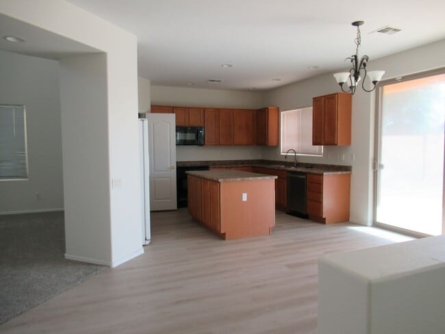 Building Photo - 4 Bedroom / 3.5 Bath Chandler Home in Gated Lake Community!