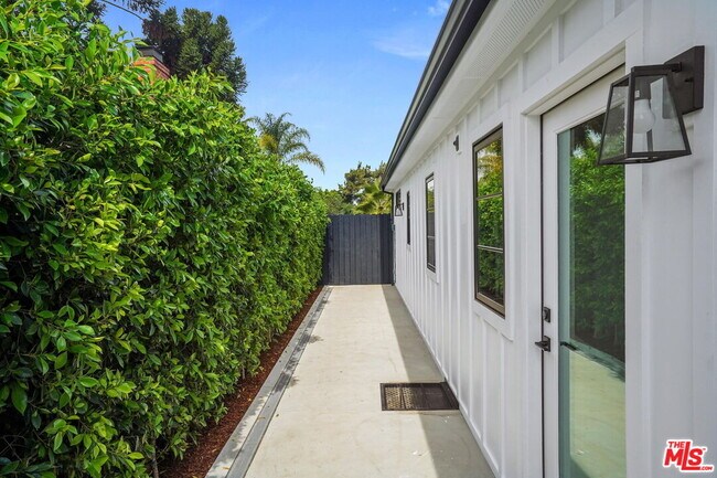 Building Photo - 4130 Verdugo View Dr