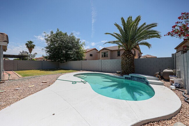 Building Photo - Amazing 5 bedrooms and bathrooms in one of the best school districts!