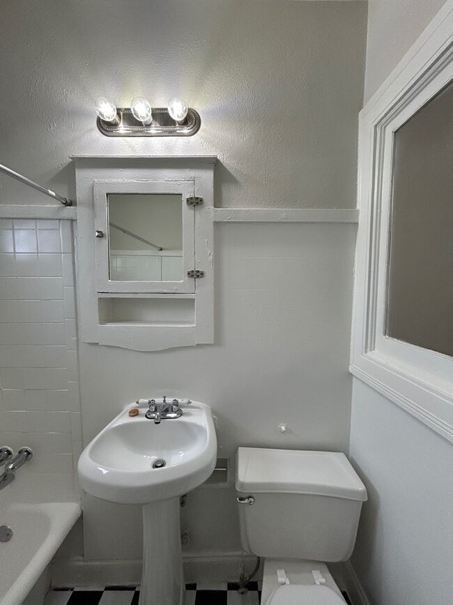 Building Photo - Adorable Upstairs 1/1 w/ Hardwoods in Small 16 Unit 1920's Complex