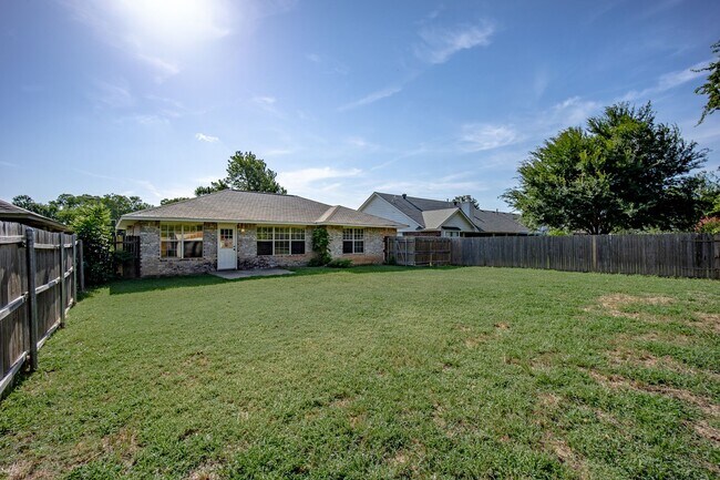 Building Photo - 424 Crest Pl