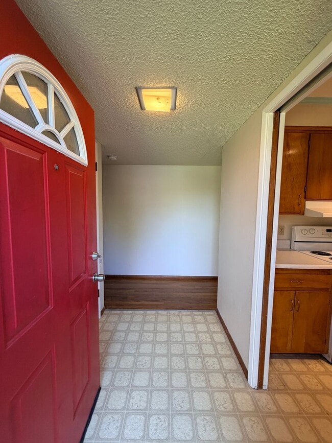 Building Photo - Just listed! Well maintained home in great location!